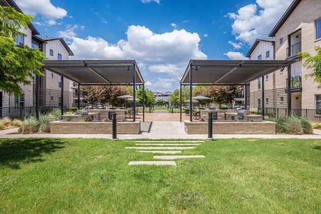 Outdoor Grilling/Picnic Area - 3Sixty Flats