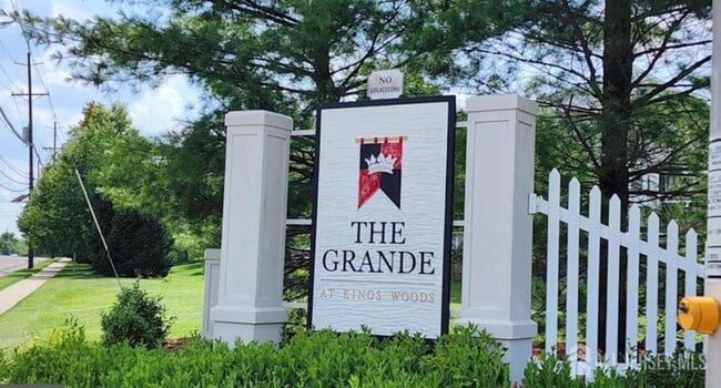 Building Photo - 113 Lionheart Ln