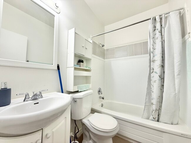 Photo - 1-1735 Richmond St