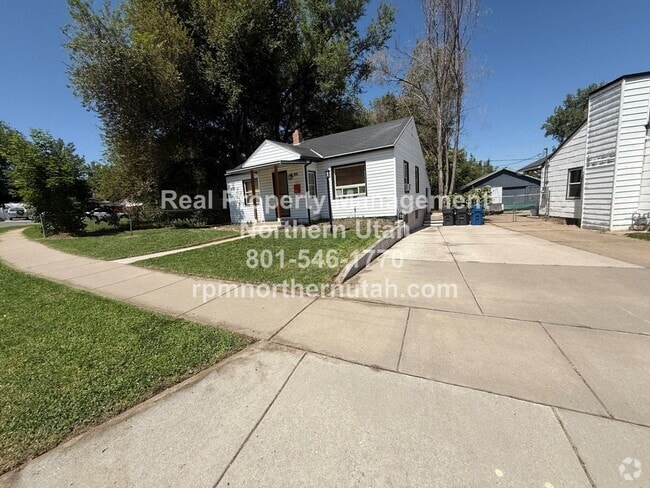 Building Photo - Lovely 4 Bedroom 2 Bath House Available i...