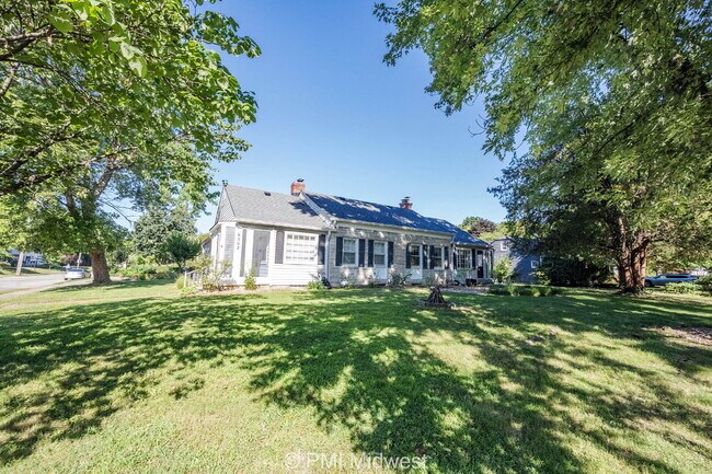 Building Photo - "Charming 2-Bedroom Duplex with Cozy Firep... Rental