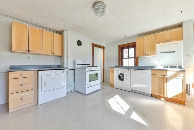 Building Photo - 443 W 4th St Unit 3
