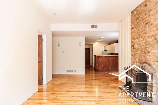 Building Photo - 600 W Surf St Unit 3