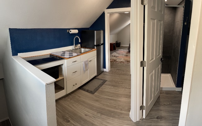 Photo - 708 11th Ave W