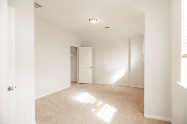 Photo - 208 Cambria Green Ln