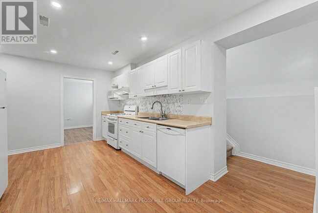 Photo - 148 Livingstone St E