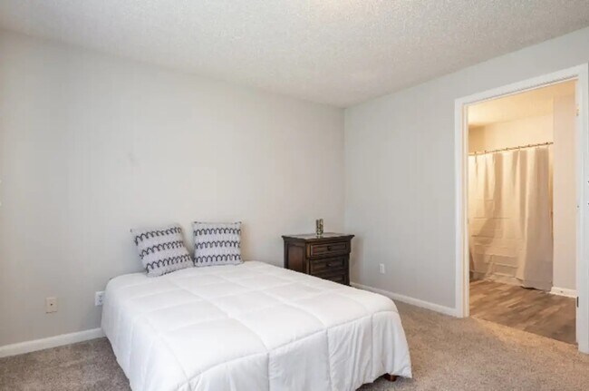 Photo - 401 Columbiana Dr