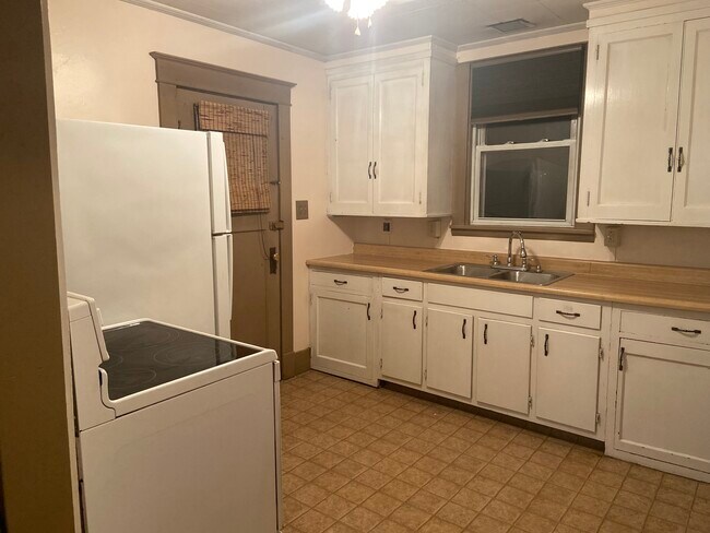Kitchen - 602 Sellers Ave Apartments Unit 602