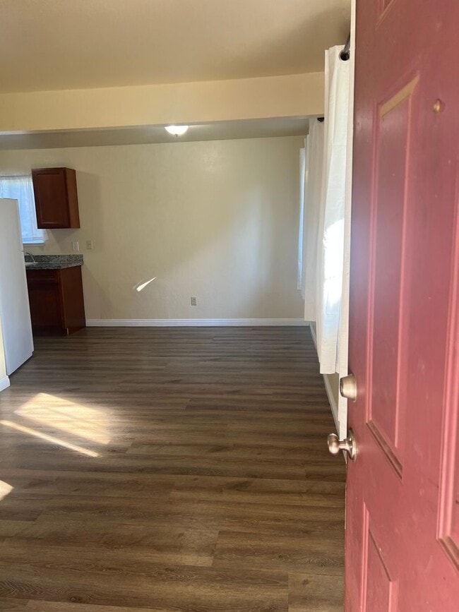 Building Photo - 1954 Country Club Ct Unit B
