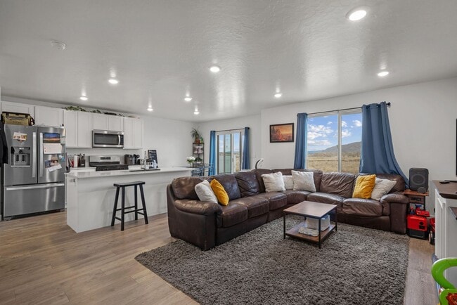 Photo - 988 W Broadleaf Dr