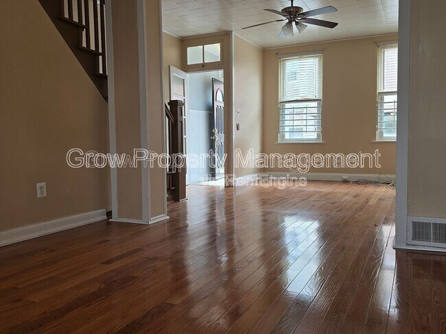 Photo - 323 Cross St