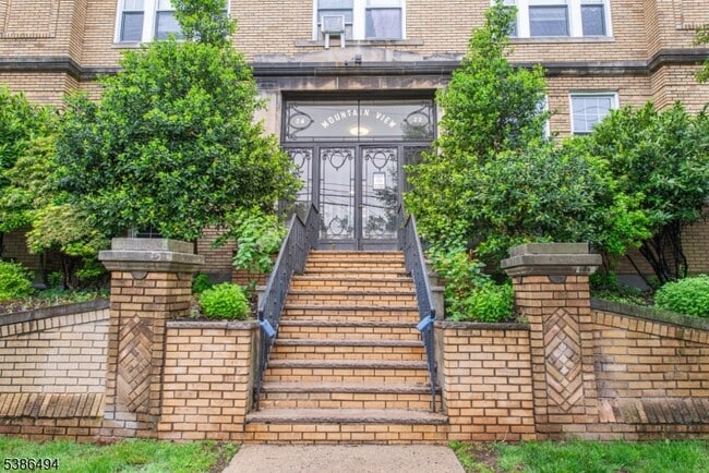 Building Photo - 22 St Lukes Pl Unit 37