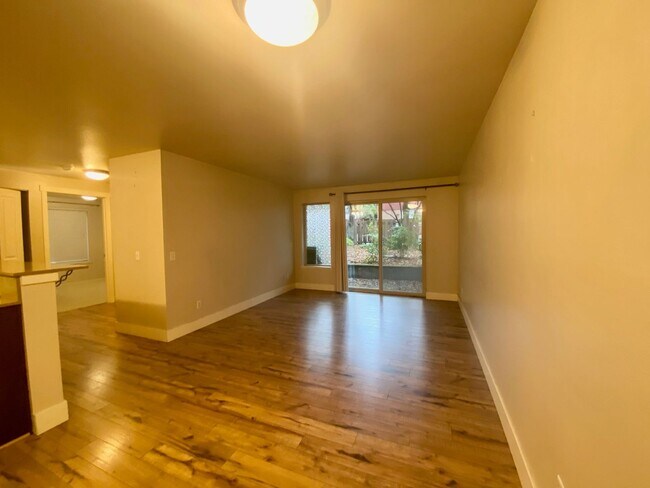 Photo - Windsor Court Condominiums ~ Lower Queen Anne Unit 108