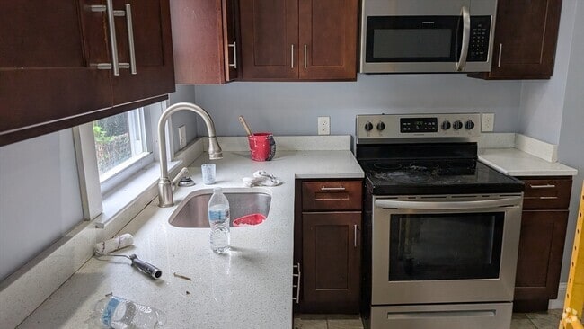 Building Photo - 80 Linfield St Unit 1st Floor Rental