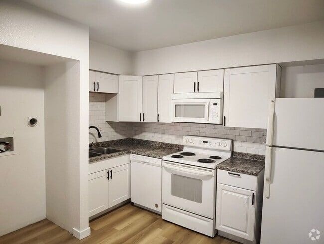 Building Photo - 21 University Dr Unit 2 Rental