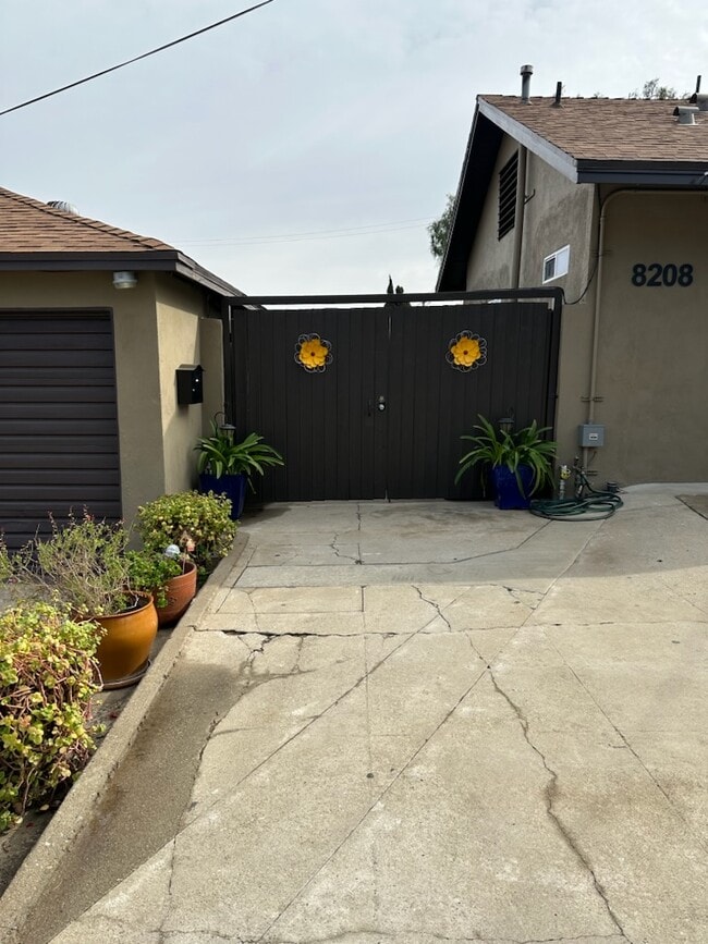 Building Photo - 8208 Truxton Ave Unit 8208 Truxton Ave