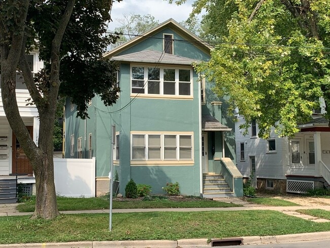 Building Photo - 2 Bedroom in the Vilas Neighborhood Unit 1