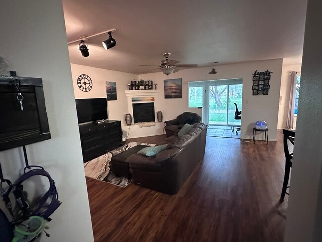 Photo - 362 Kaley St