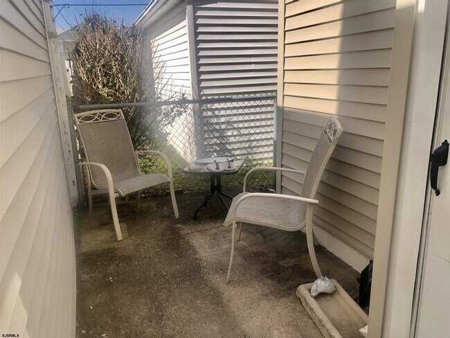 Photo - 104 N Cambridge Ave Unidad rear