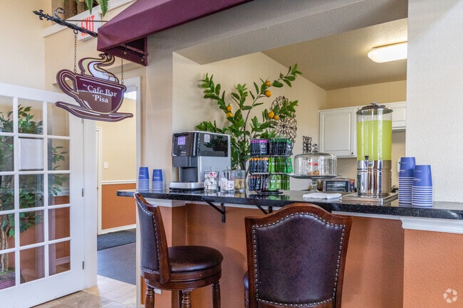 2410 S Kirkwood Rd bar de café en la oficina de arrendamiento - The Park at Pisa