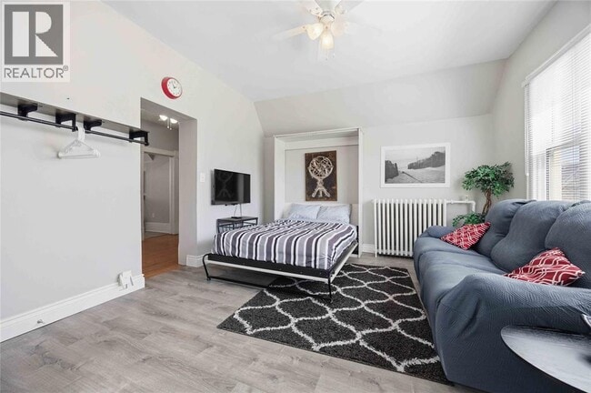 Photo - 263 Vidal St N