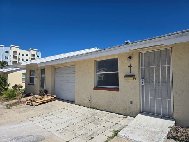 Building Photo - "2-Bedroom Villa in New Port Richey"