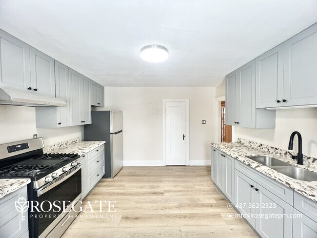 Photo - Spacious 3-Bedroom Multiplex Unit with Balcony & Parking in Kitchener (Pet-Friendly) Unité 1