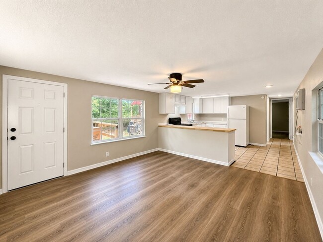 Building Photo - Newly Remodeled • Water Included • Pet Friendly Unit 333 Newport Rd.