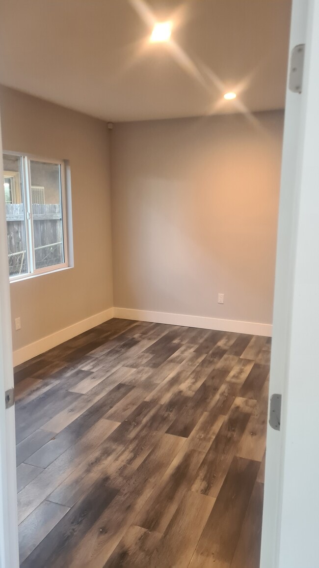 Roo. - 13108 Mercer St Unit 13108