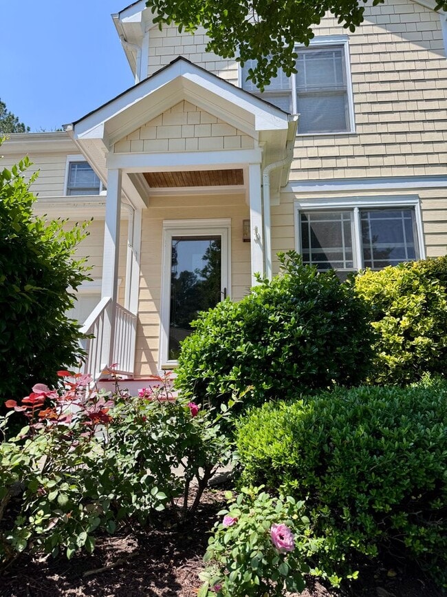 Beautifully maintained townhome on a priva... - Beautifully maintained townhome on a priva...