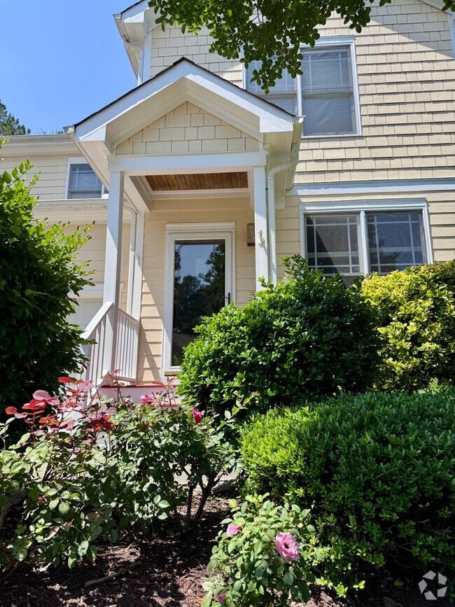Building Photo - Beautifully maintained townhome on a priva...