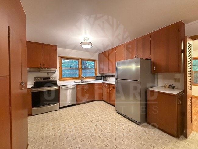 Building Photo - 3 bedroom, 2 Bath House Near University of...