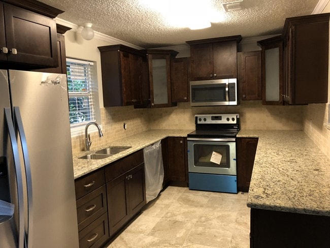 Kitchen - 3705 W Pioneer Pkwy Unit Apt B