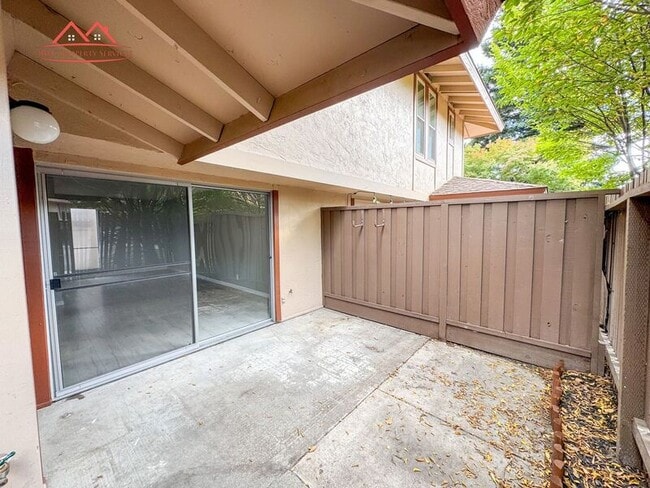 Photo - 236 Red Oak Dr E