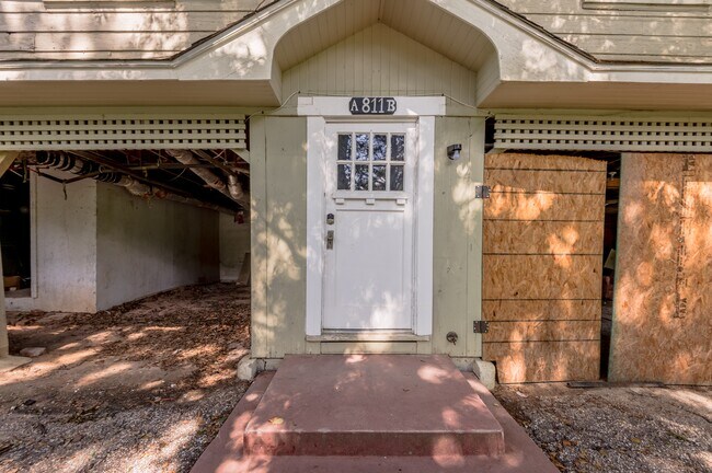 811 B Sam Houston Ave