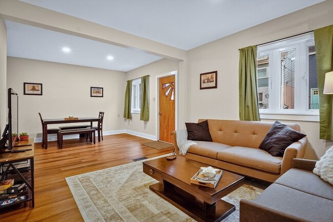 Photo - 3225 Mary St