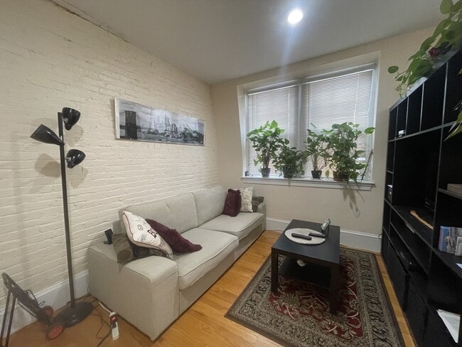 Building Photo - 105 Pinckney St Unit 8