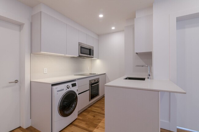 Building Photo - 3495 Av. Van Horne Unit 305
