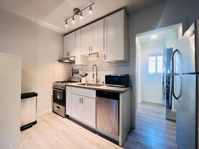 5525 Harold Way Unit 20