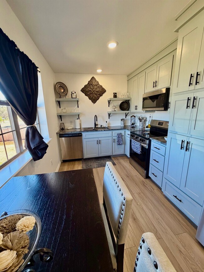 Photo - 404 W Haynie St