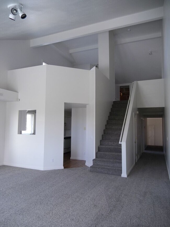 Photo - 462 N St E