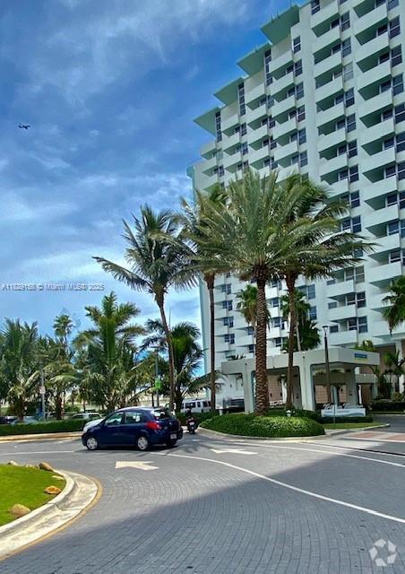 Building Photo - 2899 Collins Ave Unit 1040 Rental