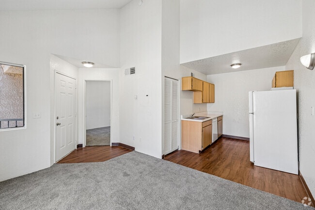 1BR, 1BA - 471SF - Living Room