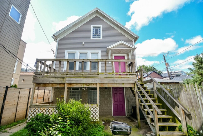 Building Photo - 1529 W Nelson St Unit J07P