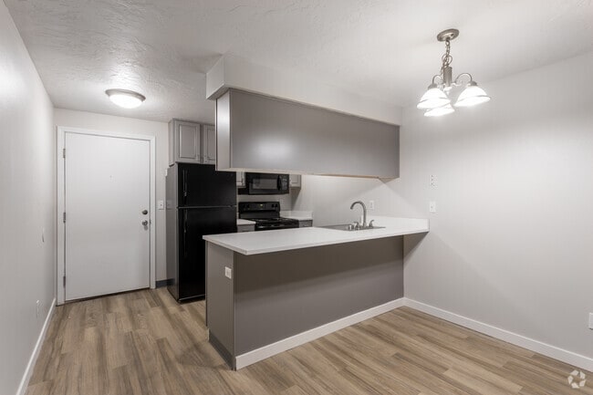 2BR, 1BA - 780SF