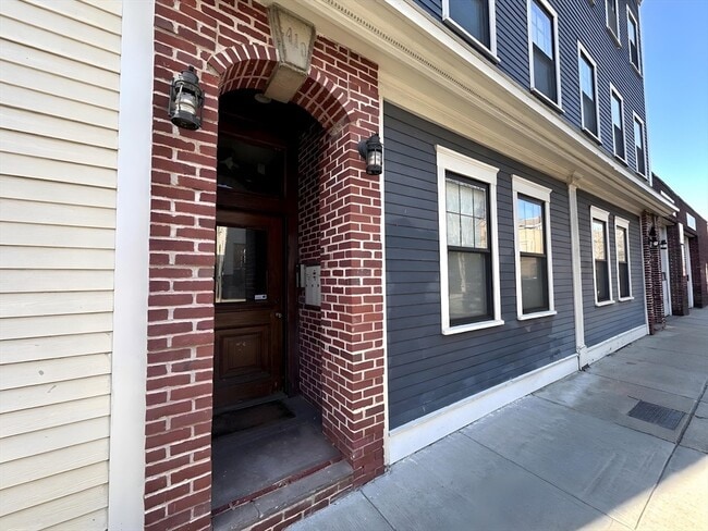 Building Photo - 410 E 3rd St Unit 3