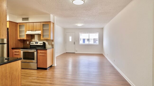 Photo - 1136 W 9th St
