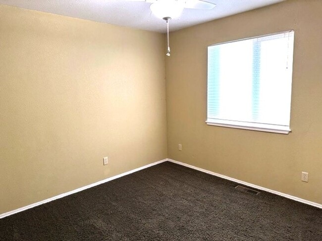 Building Photo - 3 bedroom 2 bath home in Spring Creek with...