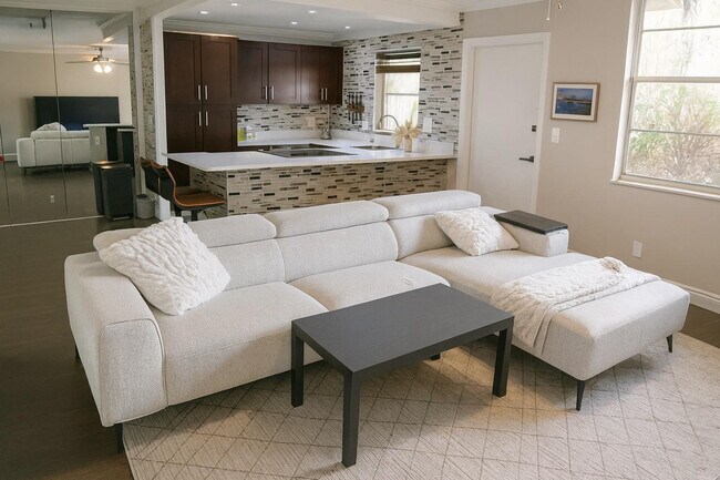 Building Photo - 2400 NE 10th St Unit 203