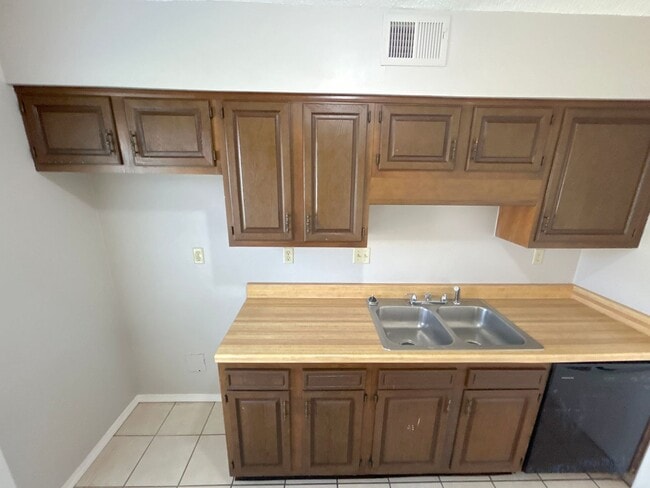 Photo - 7084 Texel Cove